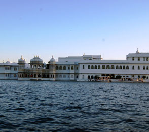City Palace complex viewed across Lake Pichola in Udaipur, illustrating a major sightseeing attraction included in the Udaipur four-wheel sightseeing tour package by car rental.